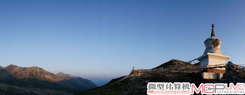 折多山口的全景，山顶没有积雪有点遗憾。