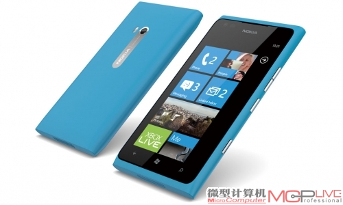 诺基亚Lumia 900是Lumia 800的小升级款，增大了显示面积。