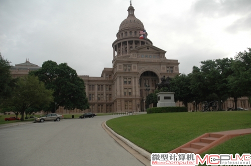 来到奥斯汀，那么德州议会大厦(市政厅)算是一个非去不可的地方。在到达当天的时候曾趁着夜色去远观了一下，而我一直想要走进德州的历史，于是尽管时间非常紧张，但还是在今天早晨6点起床，沿着奥斯汀城市主干道前行来到它的跟前。与夜色中的议会大厦相比，沐浴在晨光中的它别有一番风味。