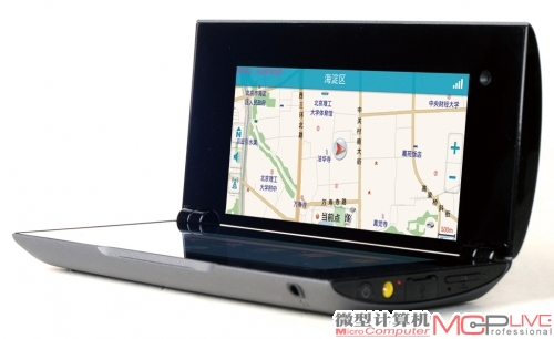 这样的角度可以让Sony Tablet P稳稳地放置在任何桌面，观看起来也非常轻松。