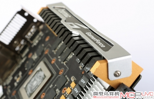 GTX680至尊搭配的顶部负压系统，除了能防止机箱内乱流对散热的影响，还在顶部增加了呼吸灯，LOGO和GF标识都会发出桔黄色渐变光。侧透机箱玩家将能随时感受显卡的“脉搏”。