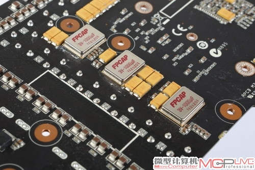 PCB背面，养眼的三颗FPCAP去耦电容和若干“小黄豆”钽电容用料。配合上数字供电芯片，能为核心和显存提供高质量的超低纹波电压。