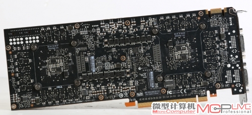 从PCB设计来看，GTX 690的PCB设计和布局基本沿袭了GTX 590的风格。连背板上的两排贴片电容元件位置都大致相当。不过由于单核心显存位宽的降低，所以GTX 690没有再使用双面布置显存的设计，只在PCB正面布置显存即可满足每核心256bit、2GB显存的需求。也因此，GTX 690背面取消了为显存散热设计的一体化散热片，当然也就没有了背板。