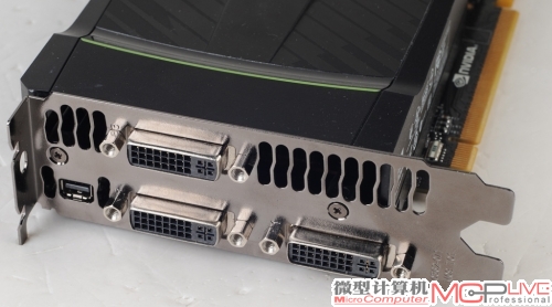 GTX690（下）、GTX590（上）接口设计对比。