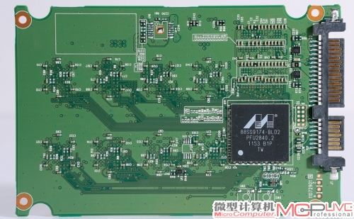 PCB一面只有一颗主控芯片，秘密就在于这款SSD的闪存颗粒仅有8颗。它采用了24nm东芝256Gb Toggle DDR闪存颗粒(可擦写次数为5000次)，其价格昂贵，一般只用于高端产品。