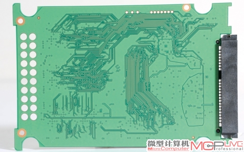 背面比浦科特SSD还要干净，没有任何芯片，只有布线。这得益于它紧凑的正面布局，8颗闪存颗粒、一颗缓存芯片及一颗主控芯片全部设计在正面。它的闪存芯片采用三星27nm Toggle DDR，其可擦写次数为3000次。