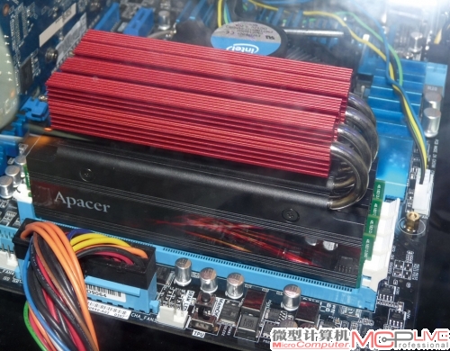 虽然一些内存厂商已推出标称频率达DDR3 2800、DDR3 3000的超高频内存产品，但由于生产工艺问题，此类内存货源极少，且单根容量只有2GB～4GB，对于消费者来说，并不具备太大实用价值。宇瞻科技没有跟风，而是推出了更具实用性的ARES战神系列单根8GB DDR3 2666内存。从现场展示可以看出，仅需要搭配华硕P8Z77-V DELUXE这样的中高端主板，就可保证32GB ARES战神内存稳定工作在DDR3 2666（延迟：12-13-13-35@2T）下，不用再担心出现内存容量不足的问题。