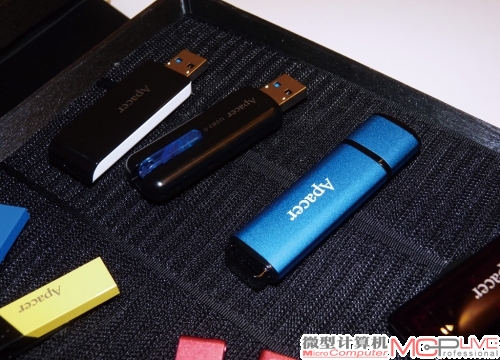 此次宇瞻还带来了多款USB 3.0闪存盘，但抢眼的还是本刊曾经测试过的AH552闪存盘(蓝色)。通过采用东芝Toggle MLC NAND，以及群联PS2251-01主控芯片，它拥有了四通道读写性能，其实测高连续读写速度分别为123.3MB/s、75.02MB/s，已与主流移动硬盘性能相当，堪称闪存盘中的佼佼者。