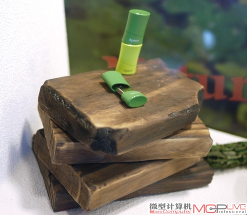 同时，宇瞻还展出了一系列以自然为设计主题的闪存盘。其中一些产品模仿石头、金属、水滴等自然元素，看起来惟妙惟肖。一些产品则以植物作为主题，如左图模仿竹子设计的这一款绿色闪存盘，还可以像竹节一样“截”成多断，非常有趣。另外两款以水滴和树作为主题的金属风闪存盘，则拥有相当漂亮的线条，甚至可以用作送给女友的饰品。而为了方便插拔，它们的尾端采用接近手指曲线的弧线设计，让我们可以轻松地捏住它插拔，使用起来非常容易。