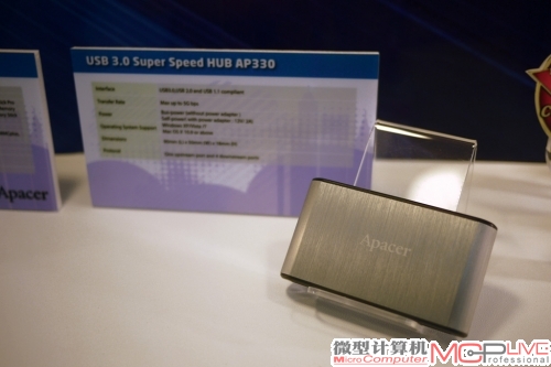 为了满足摄友们的需求，宇瞻也推出了新一代的AM530 USB 3.0读卡器(左图)。它完整支持主流闪存卡与SDHC UHS-I、SDXC UHS-I或CF UDMA等各种高速传输标准，具备很强的兼容性。同时，为方便用户享用USB 3.0技术，宇瞻还展出了新一代AP330 USB 3.0外置HUB。只要将它的连接线插在主板上的一个USB 3.0接口，它就可以为用户“变”出多余的4个USB 3.0外置接口。当然，由于只是通过一条USB 3.0总线连接HUB，因此其总带宽仍只有5Gb/s。当多个接口同时传输数据