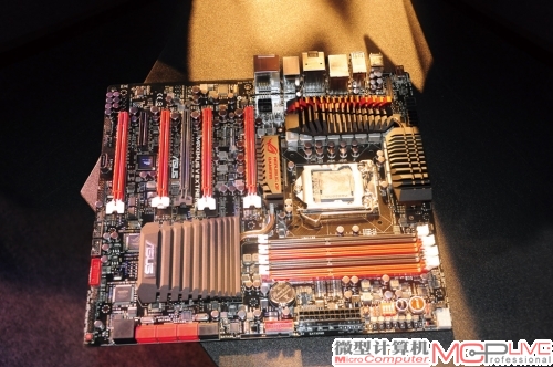 ComputeX上的明星产品：Maximus V Extreme Z77主板。它采用新的Extreme Engine Digi+II第二代极限数字供电极限引擎技术，可实现更精确的超频控制。它在硬件的超频附属装置上有一层屏幕图像饰面，可以显示OSD TweakIt和OSD Monitor的参数，方便玩家监控系统和超频。