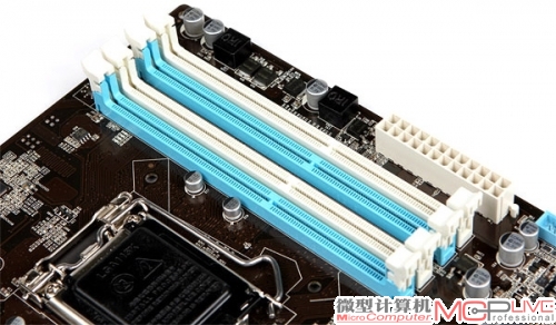 4条蓝白相间双通道DDR3-1600内存插槽