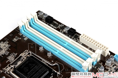 4条蓝白相间双通道DDR3-1600内存插槽