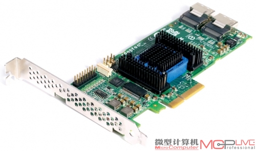 Adaptec 6805E R5,它通过PCI-E2.0×4接口同主板相连，高能提供4GB/s的双向数据带宽。理论上它能接在任何PCI-E×16/×8/×4接口上，基本上没有什么主板不能支持它。不过我们并不推荐将它插在主板的第一根PCI-E×16接口上，通常这个接口都是为显卡预留的，容易与RAID卡产生兼容性问题。