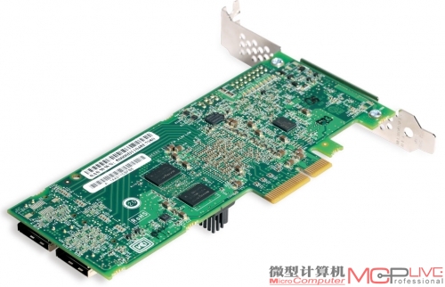 Adaptec 6805E R5,它通过PCI-E2.0×4接口同主板相连，高能提供4GB/s的双向数据带宽。理论上它能接在任何PCI-E×16/×8/×4接口上，基本上没有什么主板不能支持它。不过我们并不推荐将它插在主板的第一根PCI-E×16接口上，通常这个接口都是为显卡预留的，容易与RAID卡产生兼容性问题。