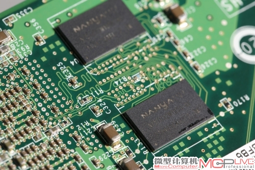 位于PCB背面的两颗NANYA（南亚）NT5TU32M16DG-AC闪存颗粒。每颗都是DDR2 32M×16bit规格，共同组成128MB 800MHz缓存。