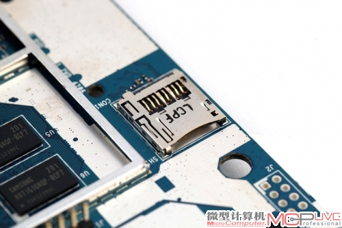 N66U的RAM容量达到256MB，相比其他产品普遍128MB的容量来说，N66U的多线程能力无疑会更出色，超多线程下载将更稳定，避免卡顿和死机。不过与此相对的，你会发现N66U的Flash容量却小得可怜，仅32MB。这对喜欢玩机，耍各种固件的朋友来说岂不是个坏消息？如果你正为此感到遗憾，那请一定注意这个位于PCB边缘的micro SD扩展卡位。华硕不是没想到这部分玩家的需求，可能是他们觉得这个群体太过小众，N66U没必要像其他同类产品一样标配64MB甚至128MB的Flash。而留下这个可扩展的可能，让