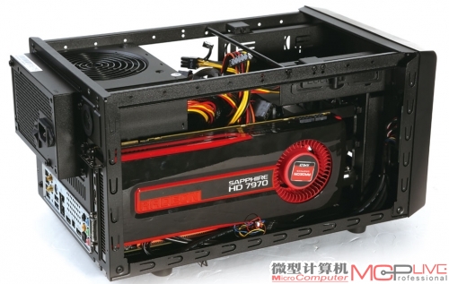 Elite 120能容下Radeon HD 7970不假，但当你装入这类全高、超长的显卡后，你会发现两侧板原先规划好的“穿堂风”风道已经完全不在了。如果不需要苛求性能，那么半高身材显卡才是更合适的选择。