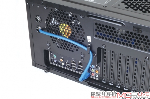 外接式USB 3.0前置接口方案其实质就是把主板背部I/O的接口延伸到前置面板上。这种方案安装方式既不方便，还比较难看，主机整体的USB 3.0接口数量也并没有增多。