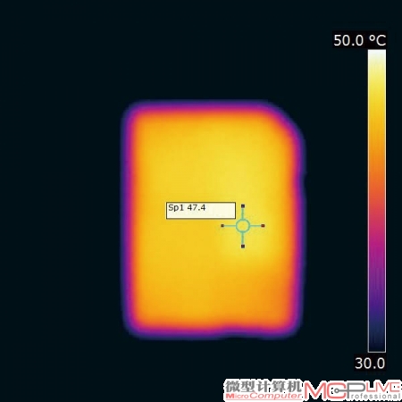在开启Wi-Fi状态并使用一段时间后，ES100的热量明显上升，通过红外热像仪拍摄的画面，我们可以看到它的高温度达到了47℃。