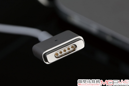 新MBP的电源换成了MagSafe 2接口。