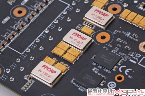 PCB背面也贴满了豪华元件：FPCAPSuperMLCap电容、钽聚合物电容、MLCC电容等等，无一不是为了提升供电品质而存在。