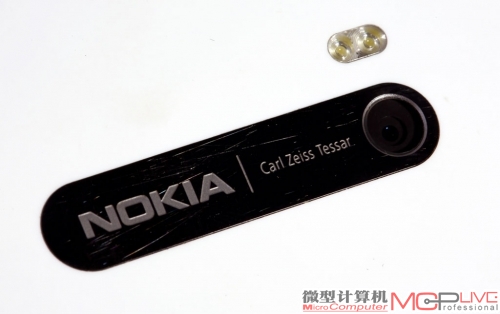 Lumia900背后印有“NOKIA”Logo的金属条要小心保护，因为它容易被刮花。