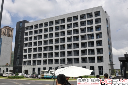 综合员工宿舍，共计8层楼高，建筑面积15569平方米，楼下设有生活超市。雷柏承诺将以成本价经营超市，降低了员工的生活成本支出。