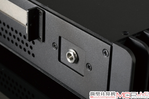 太过轻薄的身材让STREACOM FC5 EVO没有空间容纳内置电源，需要采用NanoPSU DC-DC ATX加AC Adapter。所以机箱尾部只提供了一个NanoPSU DC-DC ATX接驳AC Adapter的小孔。