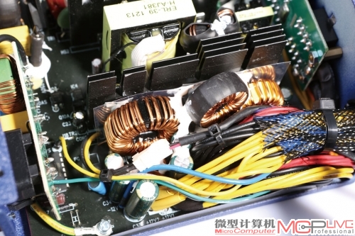 低压滤波元器件非常完整，12V、5V、3.3V都有独立整流线圈，保证在严重偏载时各路的电压输出更加稳定。