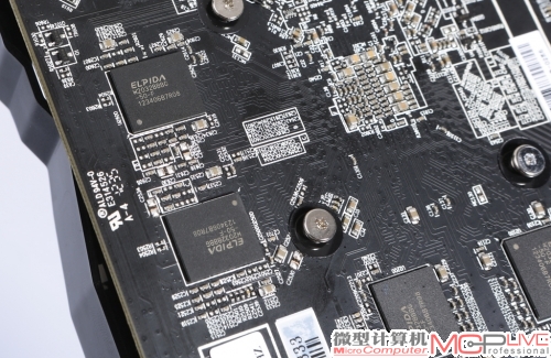 HD7770 酷能+ 2G DC采用的尔必达显存，PCB前后各分布了四颗。