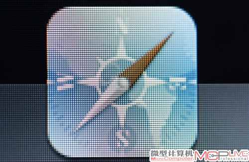 iPad mini（上）的字体有些发虚，iPad 3的表现要好得多。