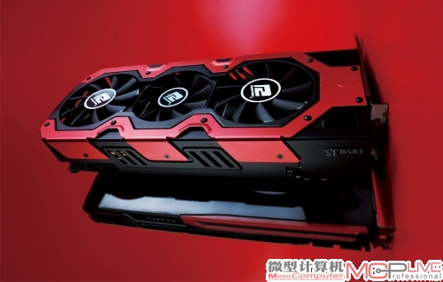 Radeon HD 7990大得很夸张，无论在长度、面积上都大大超过原本已经够庞大的公版Radeon HD 7970(后者)。