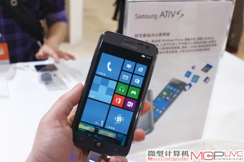 ATIV S I8750做工精致，后盖采用了金属材质，挺有诚意。