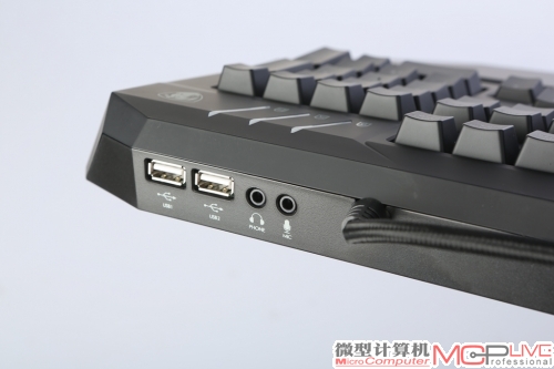 键盘右上方拥有USB HUB和音频输出接口