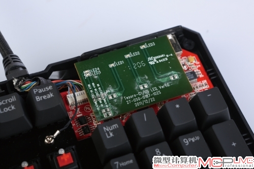 杜兰朵剑终极版的电路为两块PCB板，上板的背面还有些污垢。