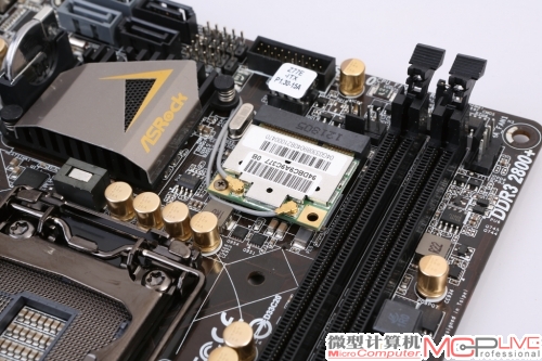 华擎Z77E-ITX正面的mini PCI-E插槽，用于安装无线网卡。背面的mSATA插槽，主要用于安装mSATA接口的SSD来辅助SRT技术。