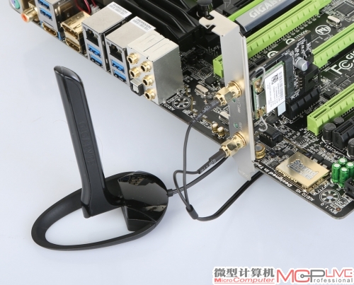 主板附送一块PCI-Ex1接口的2.4/5GHz双频Wi-Fi网卡以及天线套装。