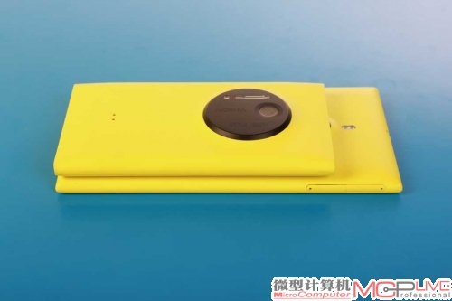 Lumia 1520（下）比Lumia 1020（上）要薄上几分，这是一个好消息。